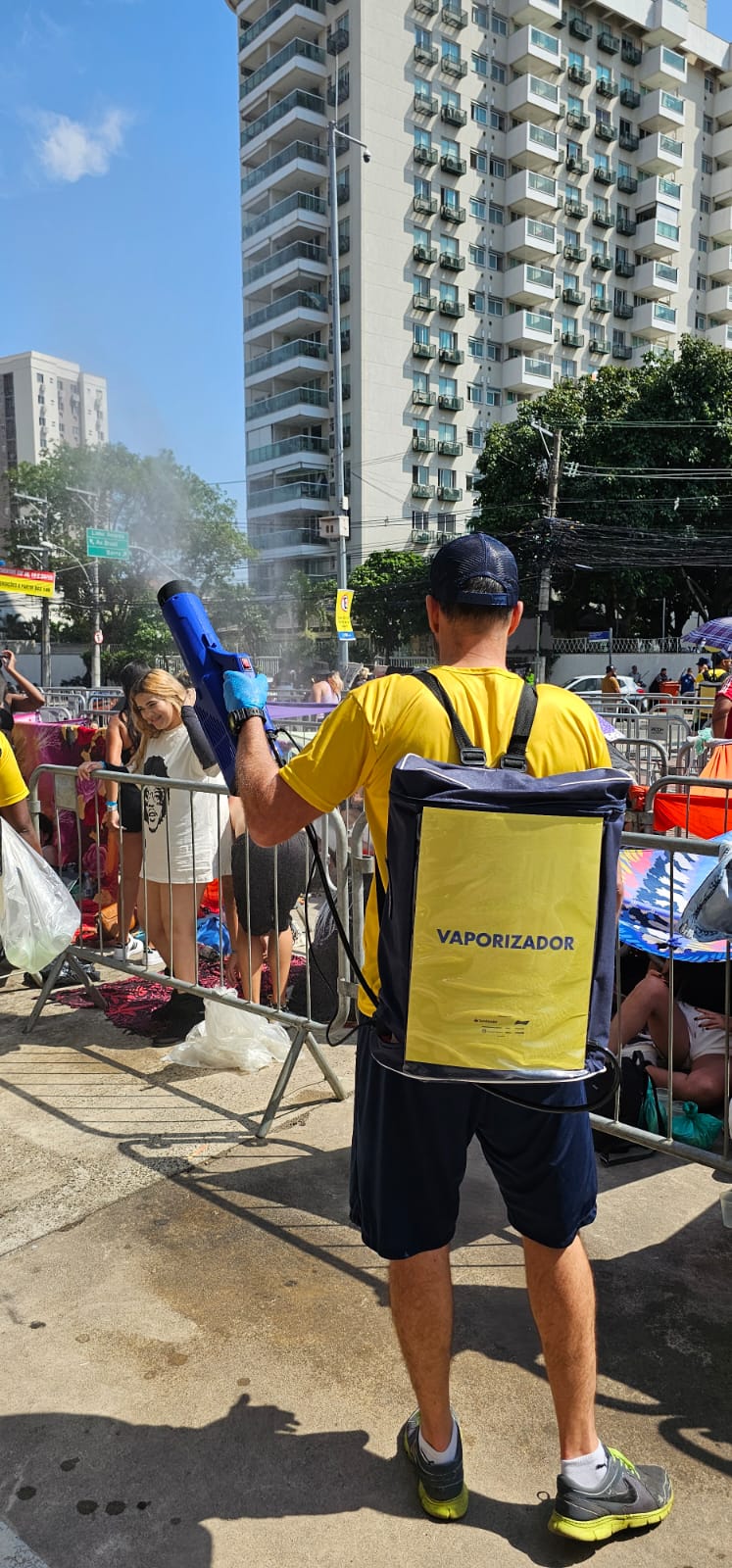 Social e Soluções garante a hidratação, distribuição de protetor solar e vaporizadores refrescantes durante show de Bruno Mars.